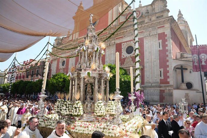 Archivo - La Custodia de Arfe a su paso por la plaza del Salvador en la procesión del Corpus del pasado año, marcada también por las altas temperaturas.
