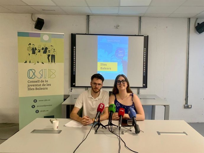 El presidente del Consejo de la Juventud de Baleares (CJIB), Pau Emili Muñoz, y la presidenta del Consejo de la Juventud de España, Andrea Henry, en la rueda de prensa.