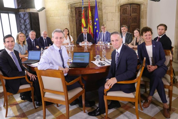 El 'president' de la Generalitat, Carlos Mazón, mantiene una reunión de trabajo con representantes del Fondo Monetario Internacional