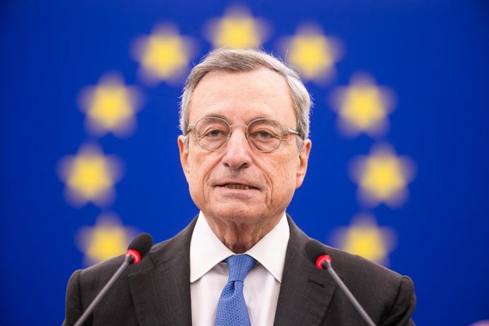 Archivo - Arquivo - 17 de setembro de 2024, França, Strassburg: Mario Draghi, ex-primeiro-ministro da Itália e ex-presidente do Banco Central Europeu (BCE), fala durante uma sessão plenária do Parlamento Europeu. Foto: Philipp von Ditfurth/dpa