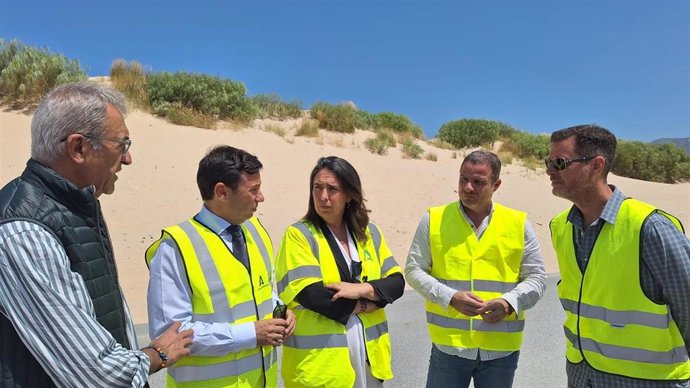 El subdelegado de la Junta de Andalucía en el Campo de Gibraltar, Javier Ros, la delegada territorial de Fomento en Cádiz, Carmen Sánchez, y el alcalde de Tarifa, José Santos, en visita a obras por la duna de Valdevaqueros