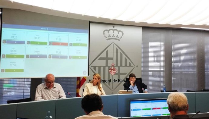 A la derecha, el teniente de seguridad del Ayuntamiento de Barcelona, Albert Batlle, durante la Comisión de Presidencia y Seguridad de este martes.