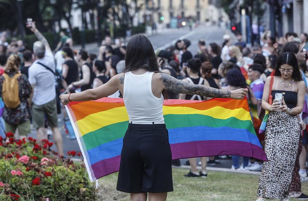 Archivo - Cientos de personas durante la manifestación del Orgullo 2024 en Valencia, en el Paseo de la Alameda, a 28 de junio de 2024, en Valencia, Comunidad Valenciana (España). 