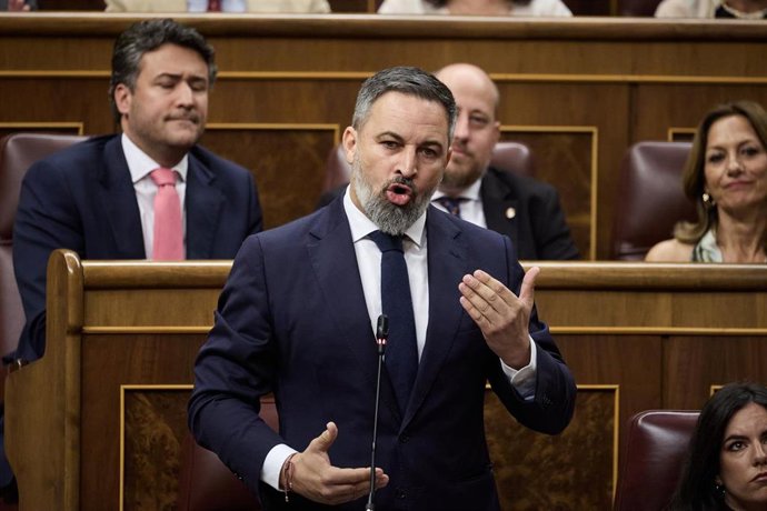 El presidente de VOX, Santiago Abascal, interviene durante una sesión de control al Gobierno, en el Congreso de los Diputados, a 18 de junio de 2025, en Madrid (España).