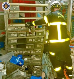 Un efectivos del Consorcio Provincial de Bomberos en la nave donde ha fallecido el trabajador en San Fernando.