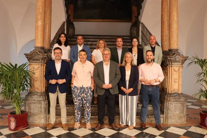 Esteban Morales (delante, centro), entre Lola Martínez y Mamen Pozón, junto al resto de diputados provinciales socialistas.