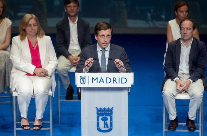 El alcalde de Madrid, José Luis Martínez-Almeida, acompañado por la vicealcaldesa, Inma Sanz, y todos los miembros del Gobierno municipal, hace balance de la actividad desarrollada durante los dos primeros años de mandato