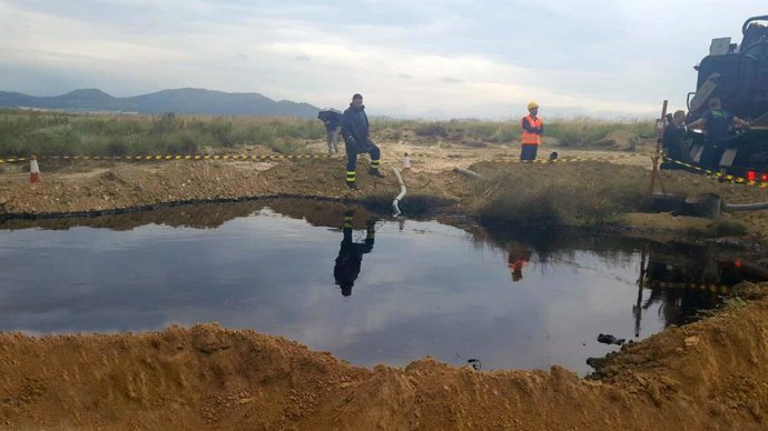 Técnicos supervisan un espacio natural.