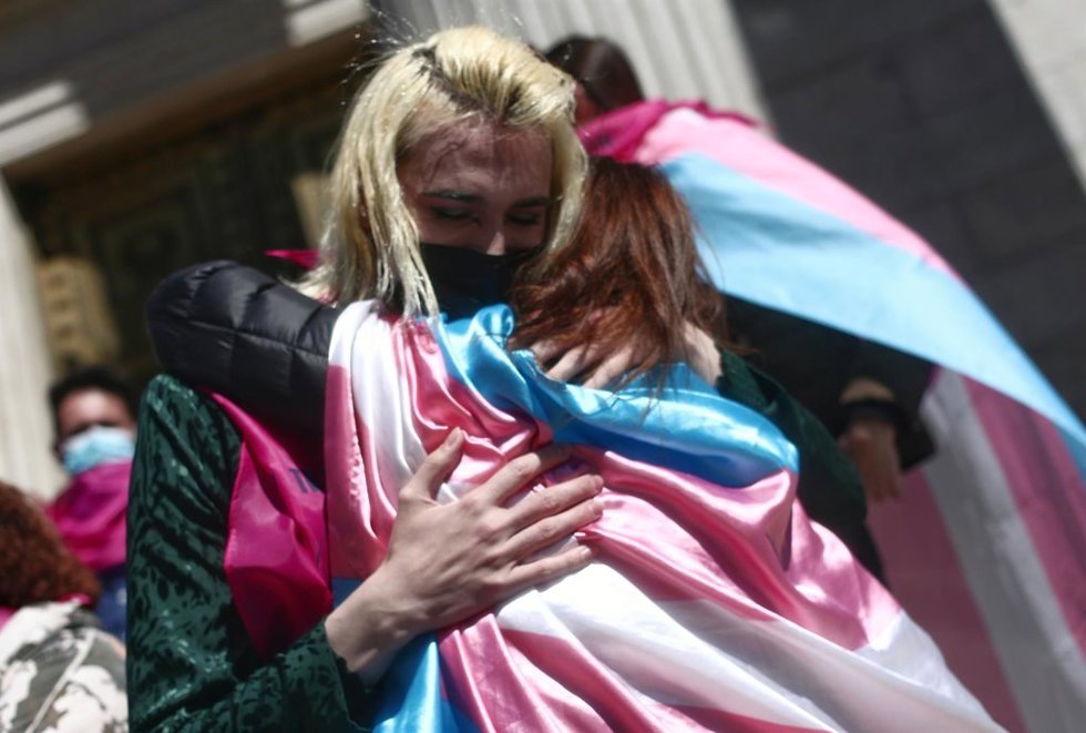 Archivo - Miembros de colectivos trans se abrazan emocionados tras registrar una ley en el Congreso de los Diputados, en Madrid, (España), a 17 de marzo de 2021. La convocatoria se produce tras presentar en el Congreso una Ley para la Igualdad Plena de 