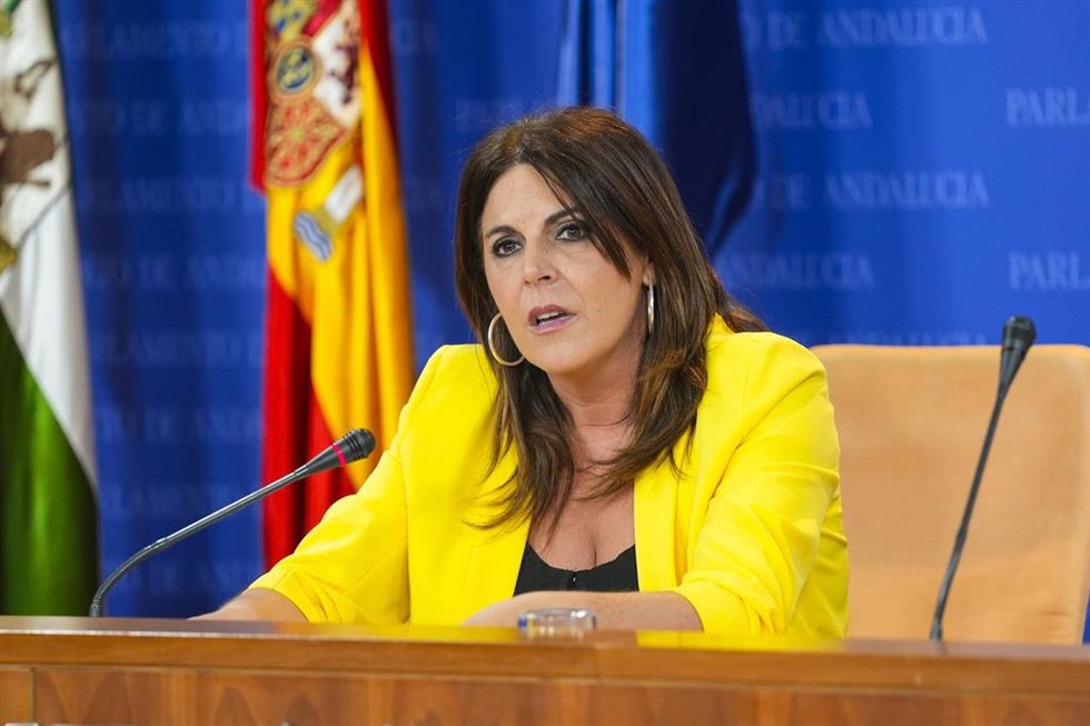 La portavoz adjunta del Grupo Parlamentario Socialista, Ángeles Férriz, durante la ronda de ruedas de prensa de portavoces de los grupos parlamentarios en el Parlamento de Andalucía, a 18 de junio de 2025 en Sevilla (Andalucía, España). Los portavoces d