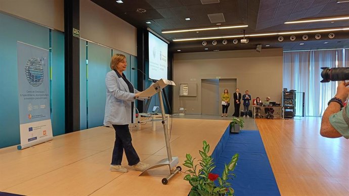 La alcaldesa de Avilés, Mariví Monteserín, inaugura el Seminario de Metodologías de Orientación, organizado por el Centro de Orientación, Emprendimiento, Acompañamiento e Innovación para el Empleo de Asturias.