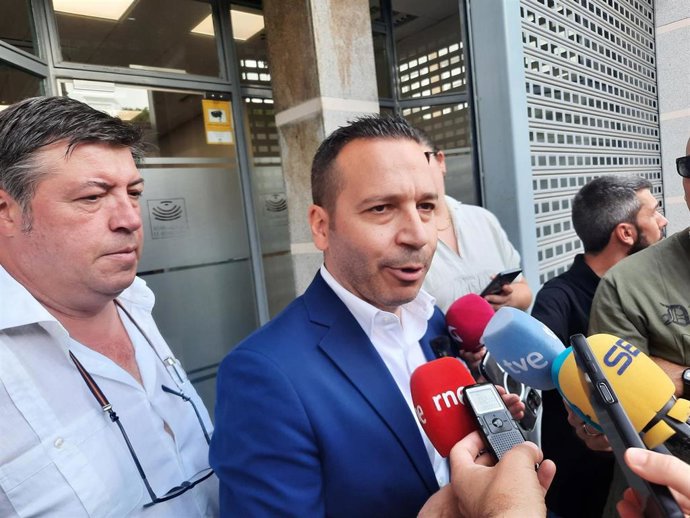El portavoz de Vox en la Asamblea, Óscar Fernández Calle, y el también diputado autonómico de su grupo Javier Bravo Arrobas, en declaraciones a los medios