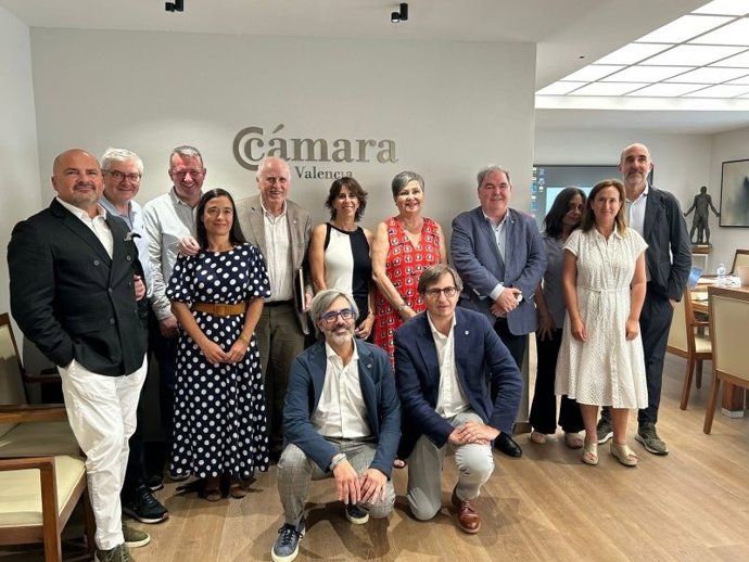 El comité ejecutivo de la Cámara de Terrassa (Barcelona) en la sede de la Cámara de Valencia.