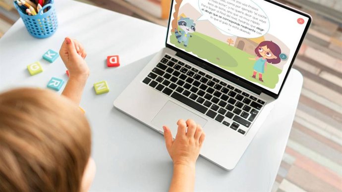 Un niño prueba la aplicación