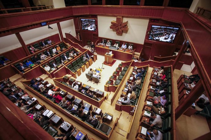 La Cámara vasca ha debatido sobre las becas para estudios superiores