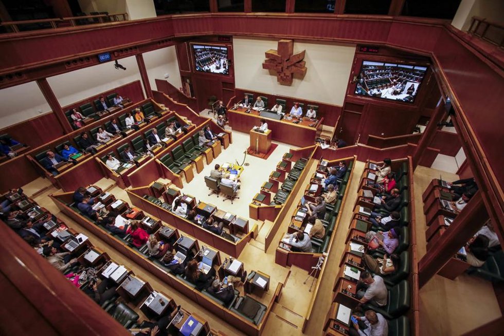 La Cámara vasca ha debatido sobre las becas para estudios superiores