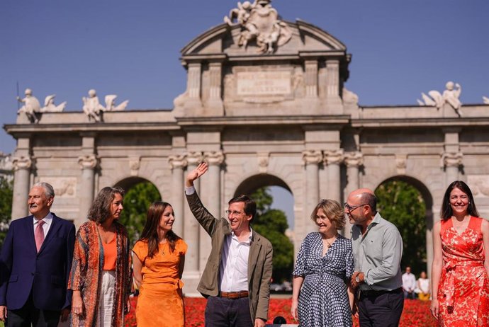 Madrid reparte QR para facilitar a madrileños que voten por Puerta de Alcalá tras ser galardonada por su restauración