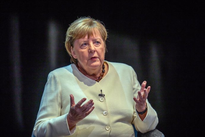 Archivo - 26 November 2024, Berlin: Former German Chancellor Angela Merkel sits on the stage of the Deutsches Theater at the Presentation of her book "Freiheit. Memories 1954 - 2021". Former Chancellor Merkel wrote her memoirs together with her long-time 