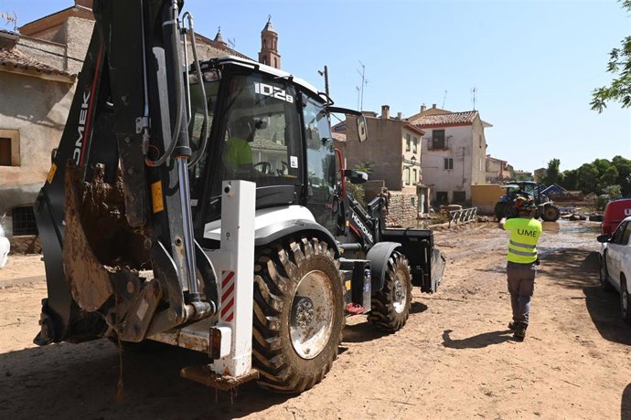 Efectivos de la Unidad Militar de Emergencias (UME) realizan labores de limpieza y desescombro por las inundaciones, a 17 de junio de 2025, en Azuara, Zaragoza (España).