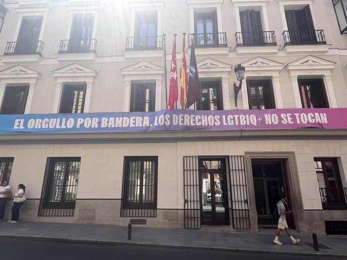 Pancarta colocada por el grupo municipal de Más Madrid en el edificio de grupos de la capital.