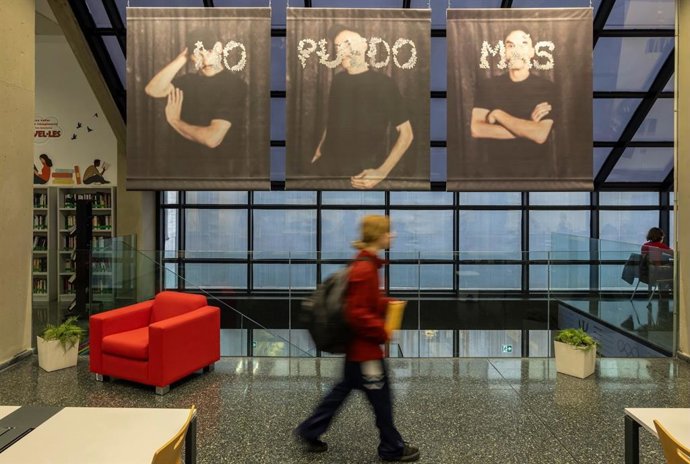 Obra “No puedo más” de Noé Bermejo, al campus de Blasco Ibáñez, durant la Mostra de 2024. 