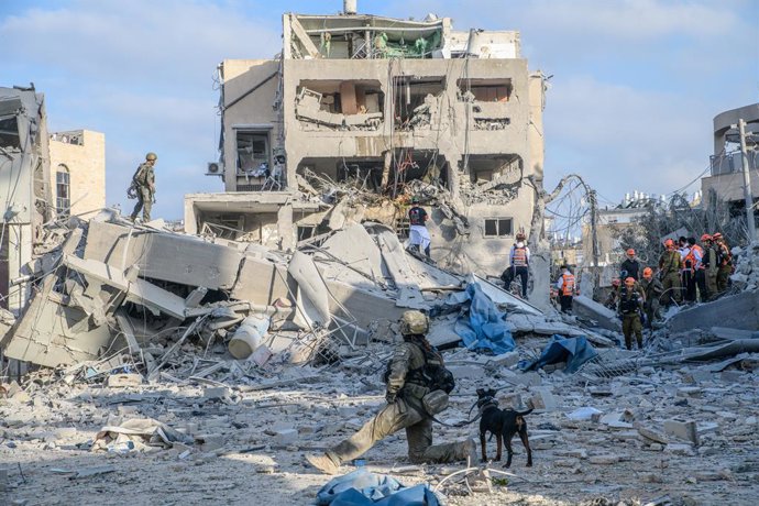 16 de junho de 2025, Tel Aviv, Israel: O Comando da Frente Interna e os médicos da IDF estão procurando vítimas em uma casa particular destruída por um ataque direto em Bnei Brak após uma barragem de mísseis balísticos iranianos contra Israel. Israel lanç