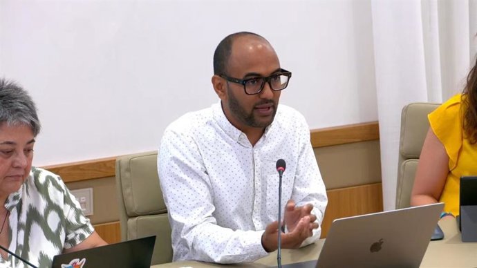 El diputado del PSIB Omar Lamin interviene en la Comisión de Asuntos Institucionales y Generales.