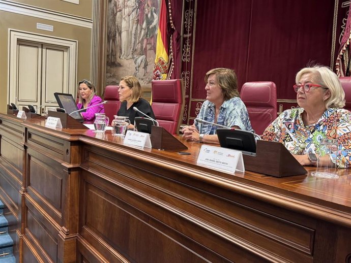 La presidenta del Parlamento de Canarias, Astrid Pérez, en la inauguración del 'Primer Parlamento canario de mujeres con discapacidad'
