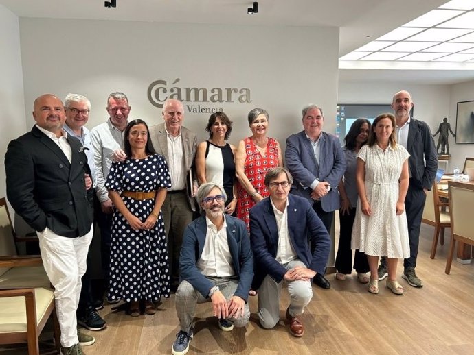 El comitè executiu de la Cambra de Terrassa (Barcelona) a la seu de la Cambra de València