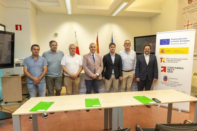 El consejero de Fomento, Vivienda, Ordenación del Territorio y Medio Ambiente, Roberto Media, firma los convenios de ayuda a empresas del transporte.