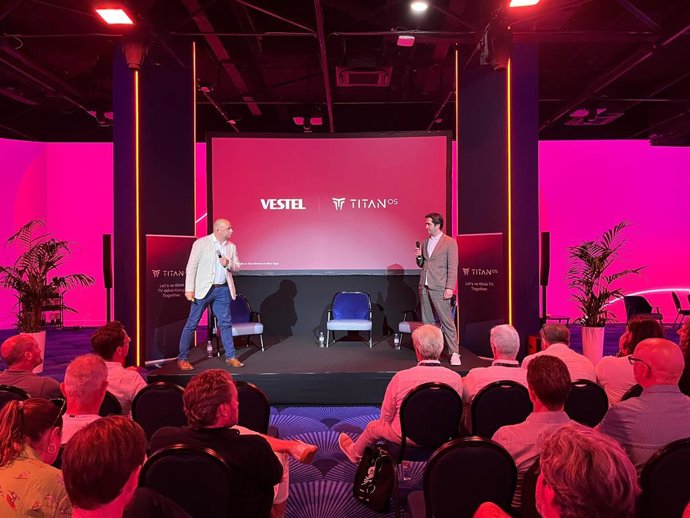 Anúncio da parceria entre Titan OS e Vestel no Advertising Summit em Cannes Lions