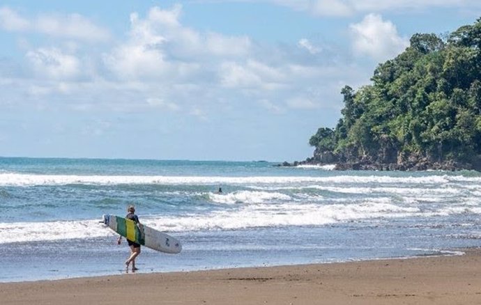 Playa Hermosa, en la costa de Puntarenas, referente para surfistas.