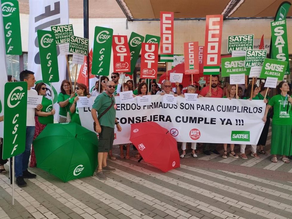 Concentración contra el deterioro de la sanidad pública frente al Hospital Universitario Poniente de El Ejido (Almería).