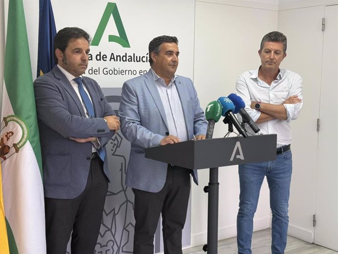 El delegado de la Junta en Huelva, José Manuel Correa (centro), acompañado del delegado de Sostenibilidad y Medio Ambiente, Pedro Yórquez (izquierda), y del jefe de Servicio de Gestión del Medio Natural, Luis Cobos.