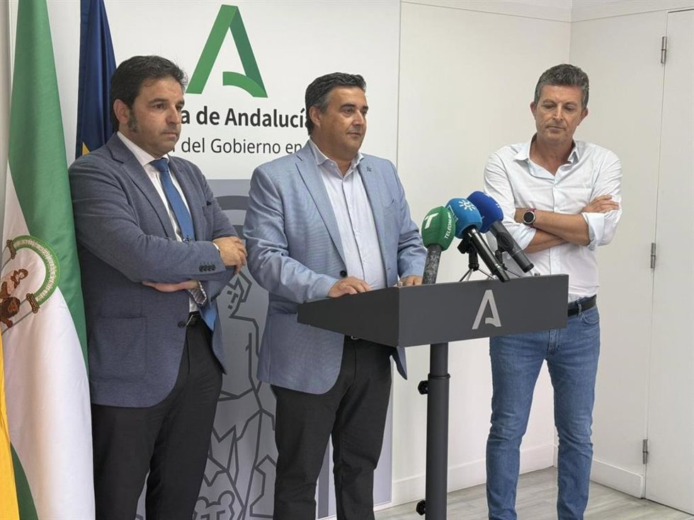 El delegado de la Junta en Huelva, José Manuel Correa (centro), acompañado del delegado de Sostenibilidad y Medio Ambiente, Pedro Yórquez (izquierda), y del jefe de Servicio de Gestión del Medio Natural, Luis Cobos.