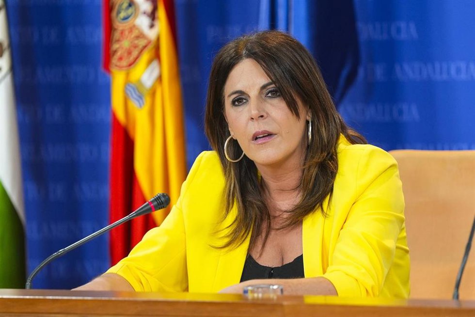 La portavoz adjunta del Grupo Parlamentario Socialista, Ángeles Férriz, durante la ronda de ruedas de prensa de portavoces de los grupos parlamentarios en el Parlamento de Andalucía, a 18 de junio de 2025 en Sevilla (Andalucía, España). Los portavoces d