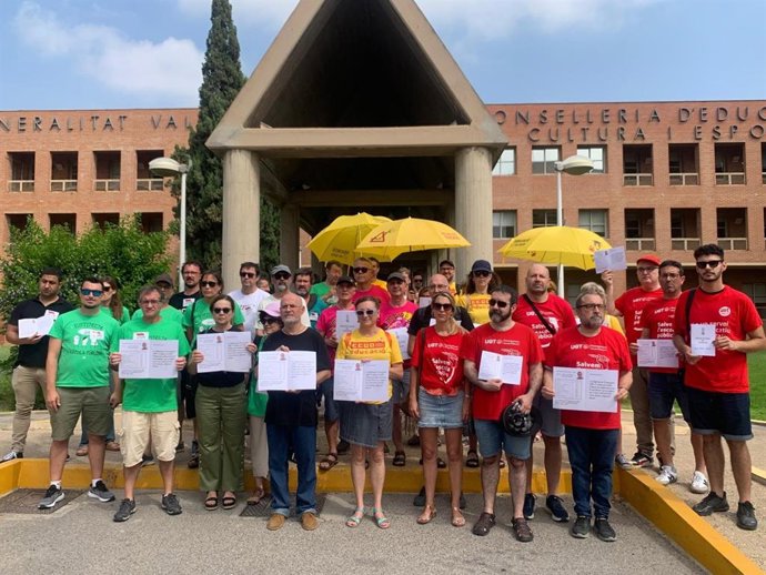 Concentración frente a la Conselleria de Educación de la Plataforma per l'Ensenyament Públic