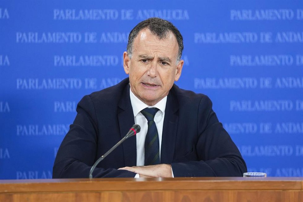 El portavoz adjunto del Grupo Parlamentario Popular, Pablo Venzal, durante la ronda de ruedas de prensa de portavoces de los grupos parlamentarios en el Parlamento de Andalucía, a 18 de junio de 2025 en Sevilla (Andalucía, España). Los portavoces de los