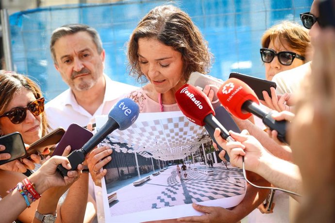 La portavoz del PSOE en el Ayuntamiento, Reyes Maroto, propone crear sombras efímeras en la Puerta del Sol.