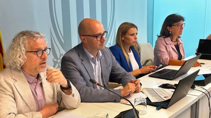 Raúl Moreno, en el centro, durante la constitución del grupo este miércoles