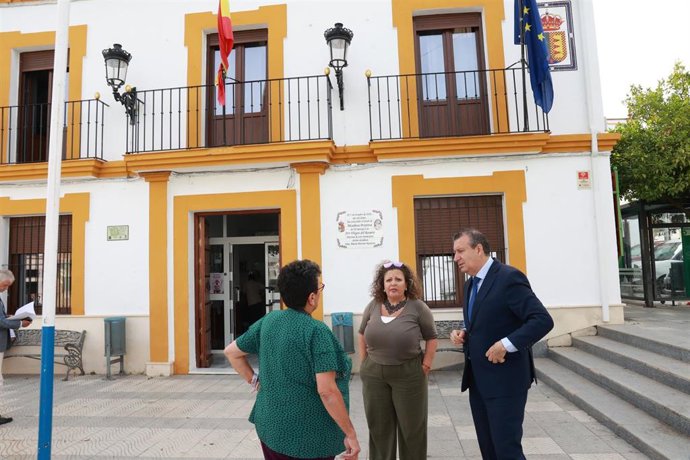 El presidente de la Diputación conversa con la alcaldesa de El Saucejo (i) y una edil a las puertas del Consistorio.