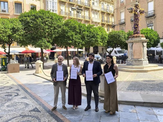 De izquierda a derecha, el portavoz del PP en el Ayuntamiento de Barcelona, Dani Sirera;  el presidente de la Región de Murcia, Fernando López Miras; y la presidenta de la Junta de Extremadura, María Guardiola; la alcaldesa de Santander, Gema Igual