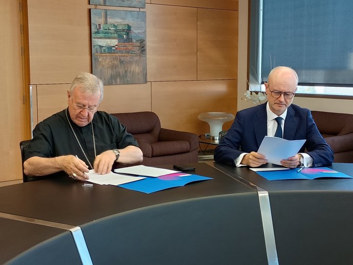 El obispo de Mallorca, Sebastià Taltavull, y el director de Endesa en Baleares, Martí Ribas, firman el convenio de colaboración.