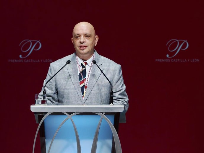 El poeta y escritor salmantino Juan Antonio González Iglesias lee el discurso de los premiados en los 41 Premios Castilla y León.