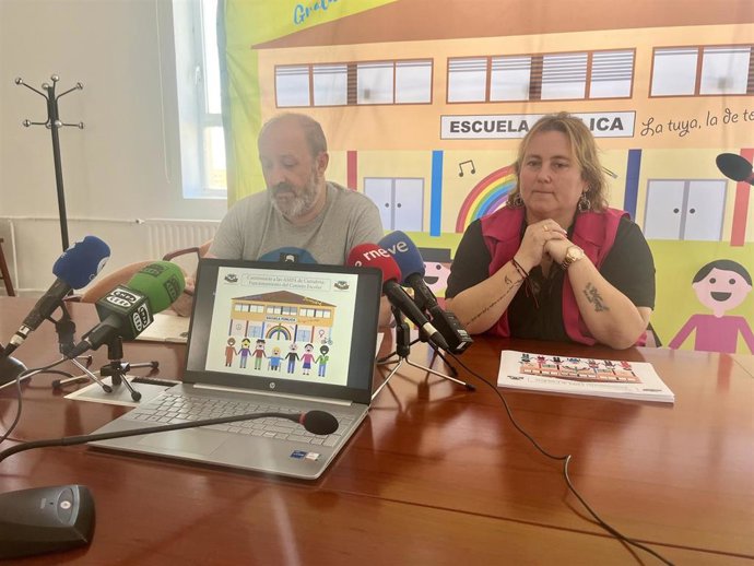 El presidente y la vicepresidenta de la Federación de Asociaciones de Madres y Padres de Alumnos (FAMPA) Cantabria, José Manuel Torre y Leticia Cardenal