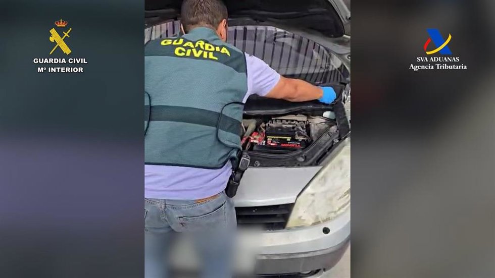 Un agente de la Guardia Civil inspeccionando un turismo en el puerto de Las Palmas