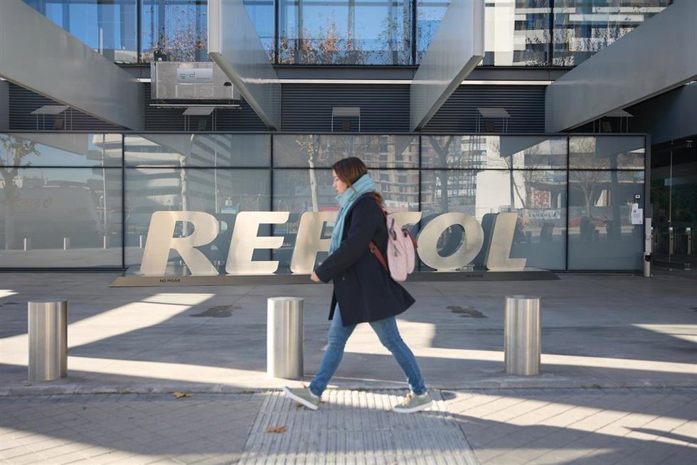Archivo - Una mujer pasa por delante de la sede de Repsol, a 27 de diciembre de 2023, en Madrid (España).