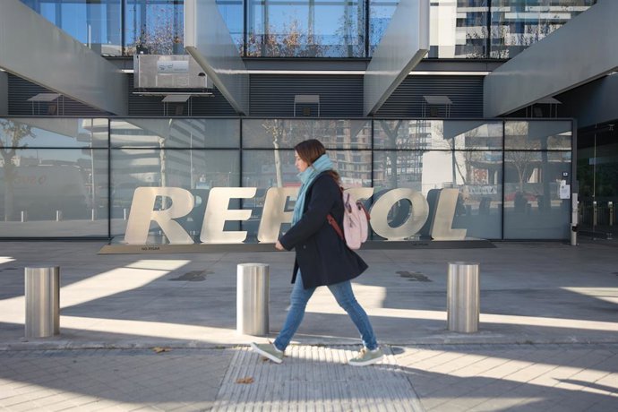 Archivo - Una mujer pasa por delante de la sede de Repsol, a 27 de diciembre de 2023, en Madrid (España). La Comisión Nacional de los Mercados y la Competencia (CNMC) ha abierto un expediente sancionador a Repsol por “aprovechar su posición de dominio” pa