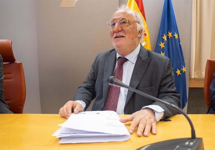 Archivo - El director general de Tráfico, Pere Navarro, interviene durante una rueda de prensa, en la Dirección General de Tráfico, a 10 de enero de 2025, en Madrid (España). Durante su comparecencia, el ministro ha presentado el balance de siniestralidad