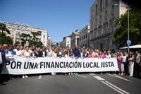 Los alcaldes del PP se concentran frente al Congreso para exigir al Gobierno la reforma de la financiación local